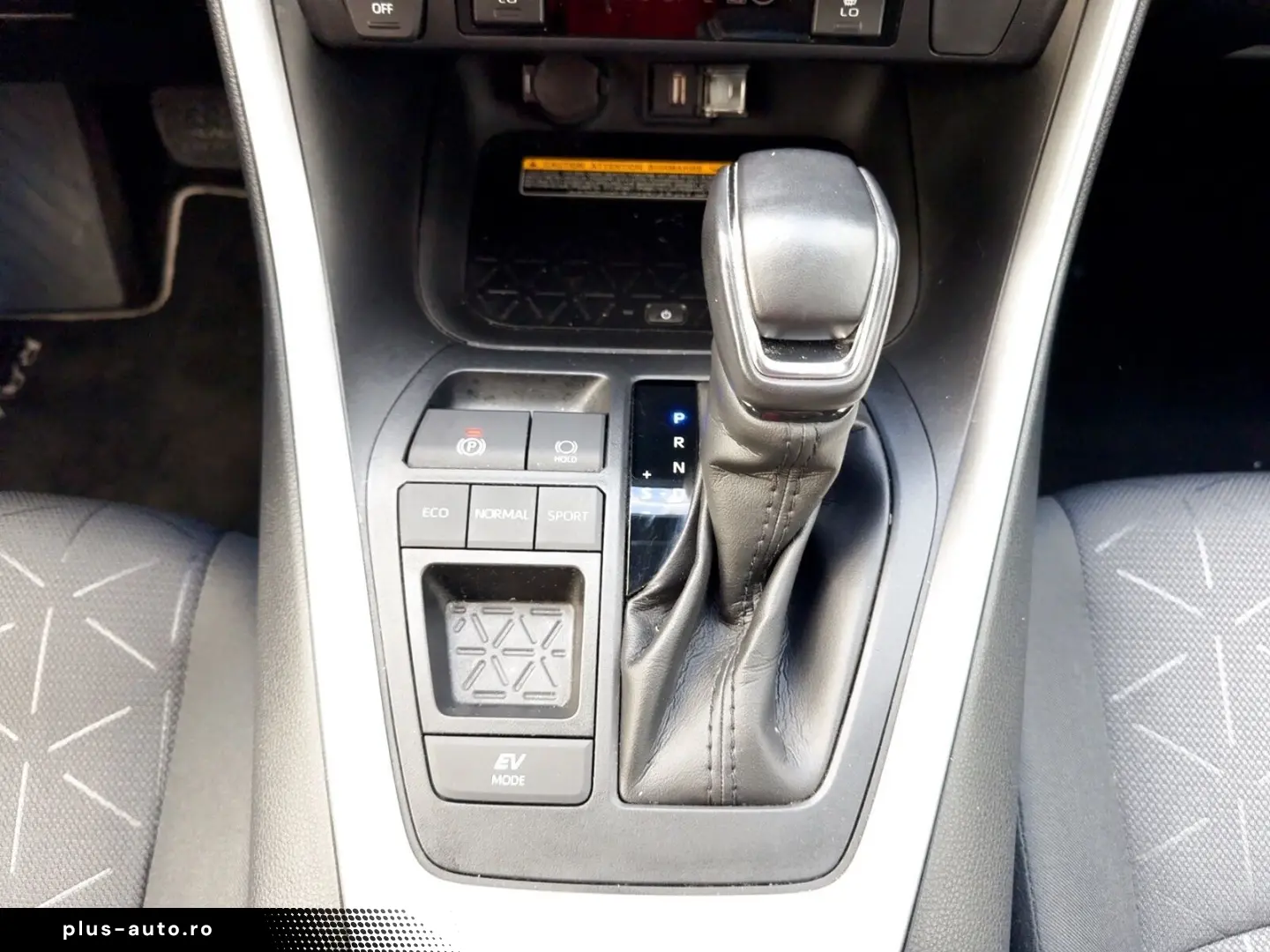 TOYOTA RAV4 2.5 VVT-i  Hybrid Team