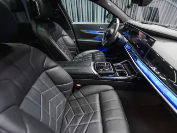 BMW 740 d xDrive  M Sport Pro Iconic Glow Theater TV