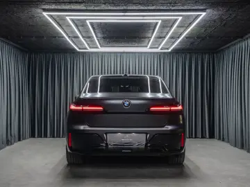 BMW 740 d xDrive  M Sport Pro Iconic Glow Theater TV