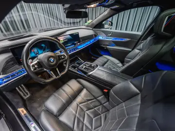 BMW 740 d xDrive  M Sport Pro Iconic Glow Theater TV