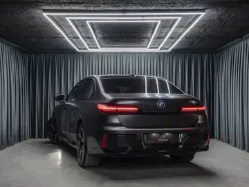 BMW 740 d xDrive  M Sport Pro Iconic Glow Theater TV