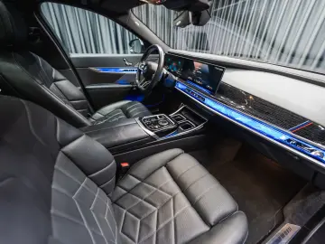 BMW 740 d xDrive  M Sport Pro Iconic Glow Theater TV