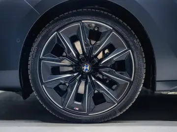 BMW 740 d xDrive  M Sport Pro Iconic Glow Theater TV