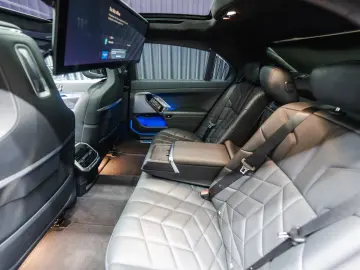 BMW 740 d xDrive  M Sport Pro Iconic Glow Theater TV