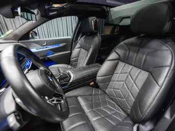 BMW 740 d xDrive  M Sport Pro Iconic Glow Theater TV