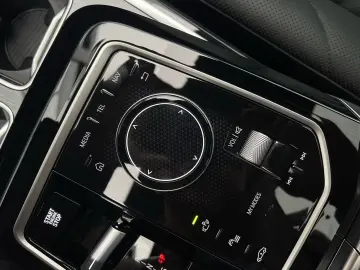 BMW 740d xDrive M Sport SkyPano