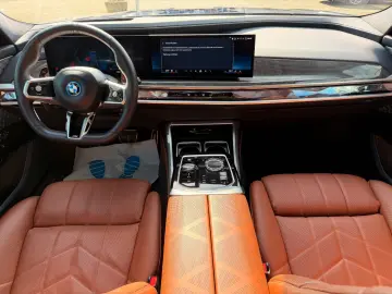 BMW M760 e xDrive individual Fond Entert NP195.000€