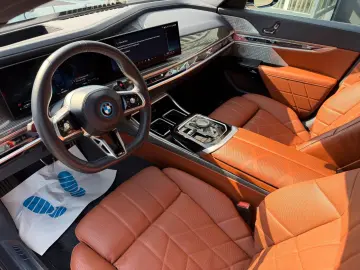 BMW M760 e xDrive individual Fond Entert NP195.000€