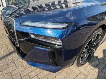 BMW M760 e xDrive individual Fond Entert NP195.000€