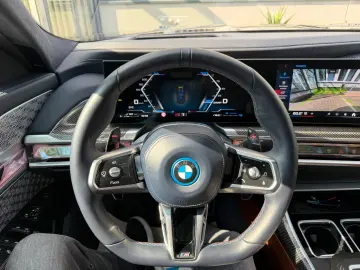 BMW M760 e xDrive individual Fond Entert NP195.000€