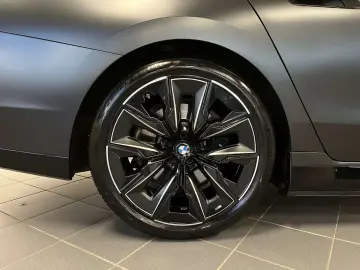 BMW 750e xDrive M Sport Pro TV