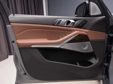 BMW X5 xDrive50e M Sport Pro - Iconic Glow