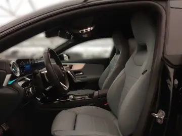 MERCEDES-BENZ CLA 180 AMG Line DCT PanoDach AHK