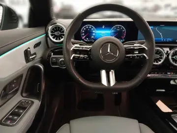 MERCEDES-BENZ CLA 180 AMG Line DCT PanoDach AHK