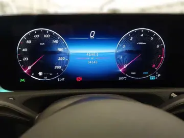 MERCEDES-BENZ CLA 180 AMG Line DCT PanoDach AHK