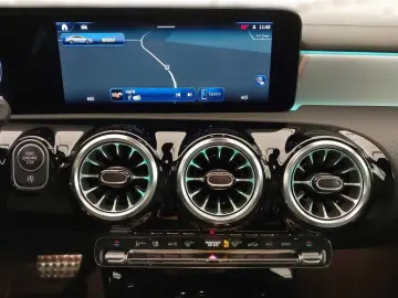 MERCEDES-BENZ CLA 180 AMG Line DCT PanoDach AHK