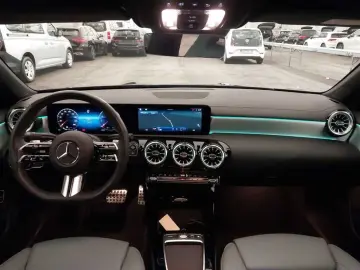 MERCEDES-BENZ CLA 180 AMG Line DCT PanoDach AHK