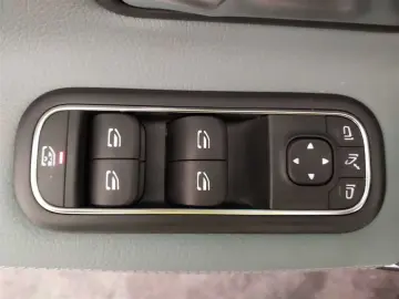 MERCEDES-BENZ CLA 180 AMG Line DCT PanoDach AHK