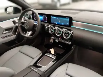 MERCEDES-BENZ CLA 180 AMG Line DCT PanoDach AHK