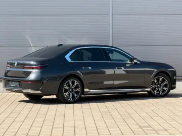 BMW 740d xDrive Lounge Seating TV Pano Sky Lounge