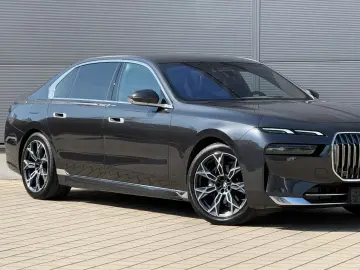 BMW 740d xDrive Lounge Seating TV Pano Sky Lounge