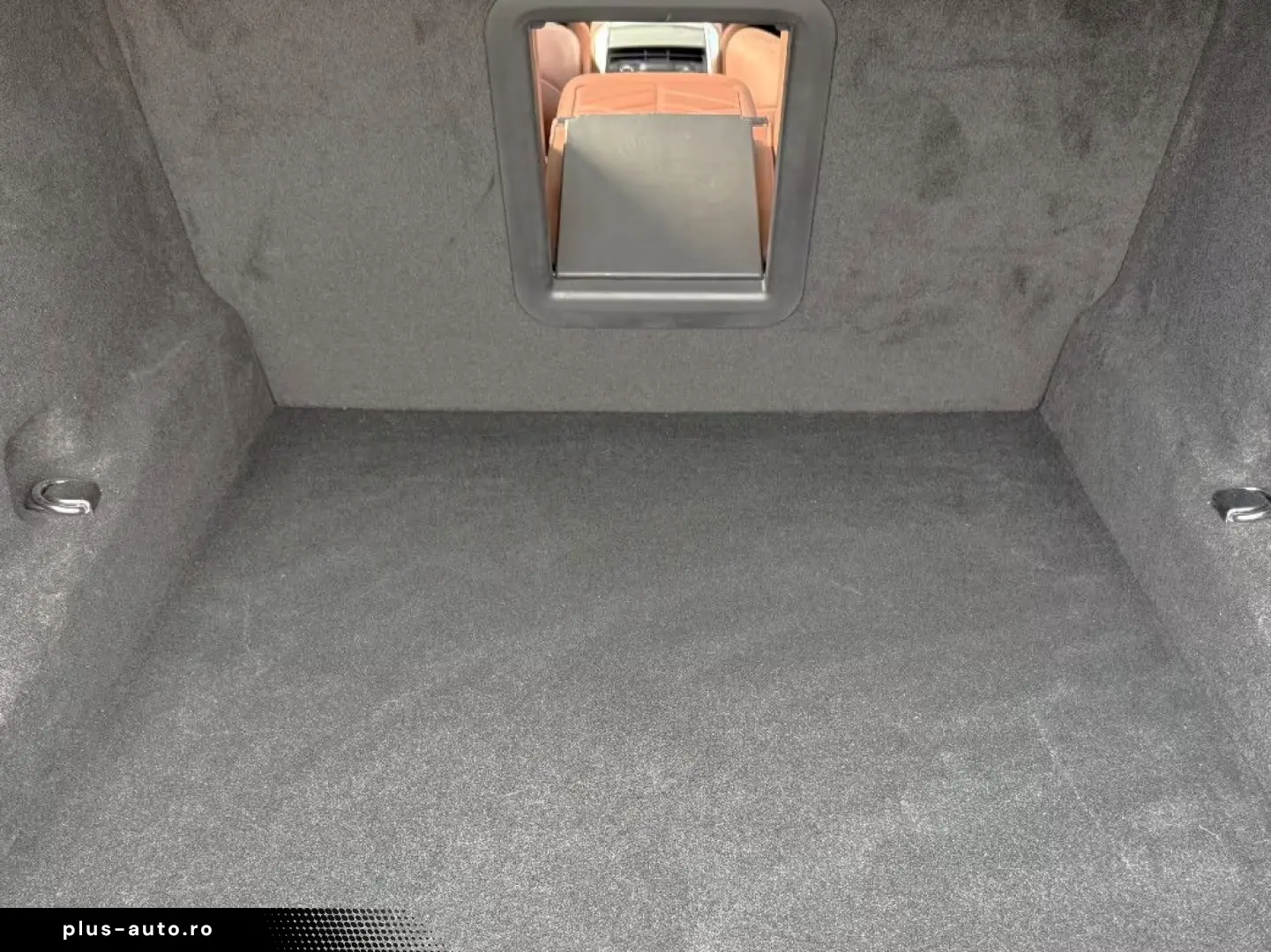 BMW 740d xDrive Lounge Seating TV Pano Sky Lounge