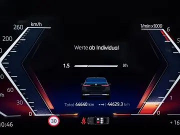 BMW 740d xDrive Lounge Seating TV Pano Sky Lounge