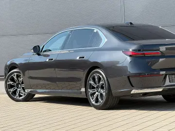 BMW 740d xDrive Lounge Seating TV Pano Sky Lounge