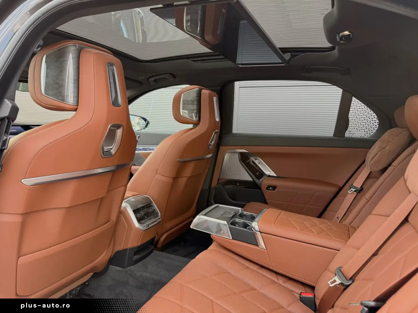 BMW 740d xDrive Lounge Seating TV Pano Sky Lounge