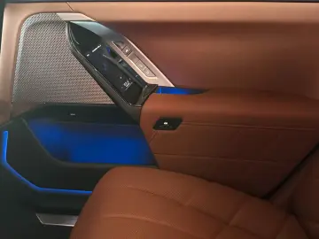 BMW 740d xDrive Lounge Seating TV Pano Sky Lounge