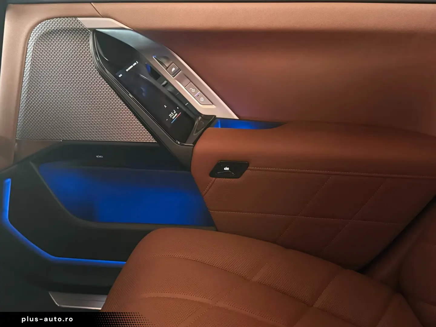 BMW 740d xDrive Lounge Seating TV Pano Sky Lounge