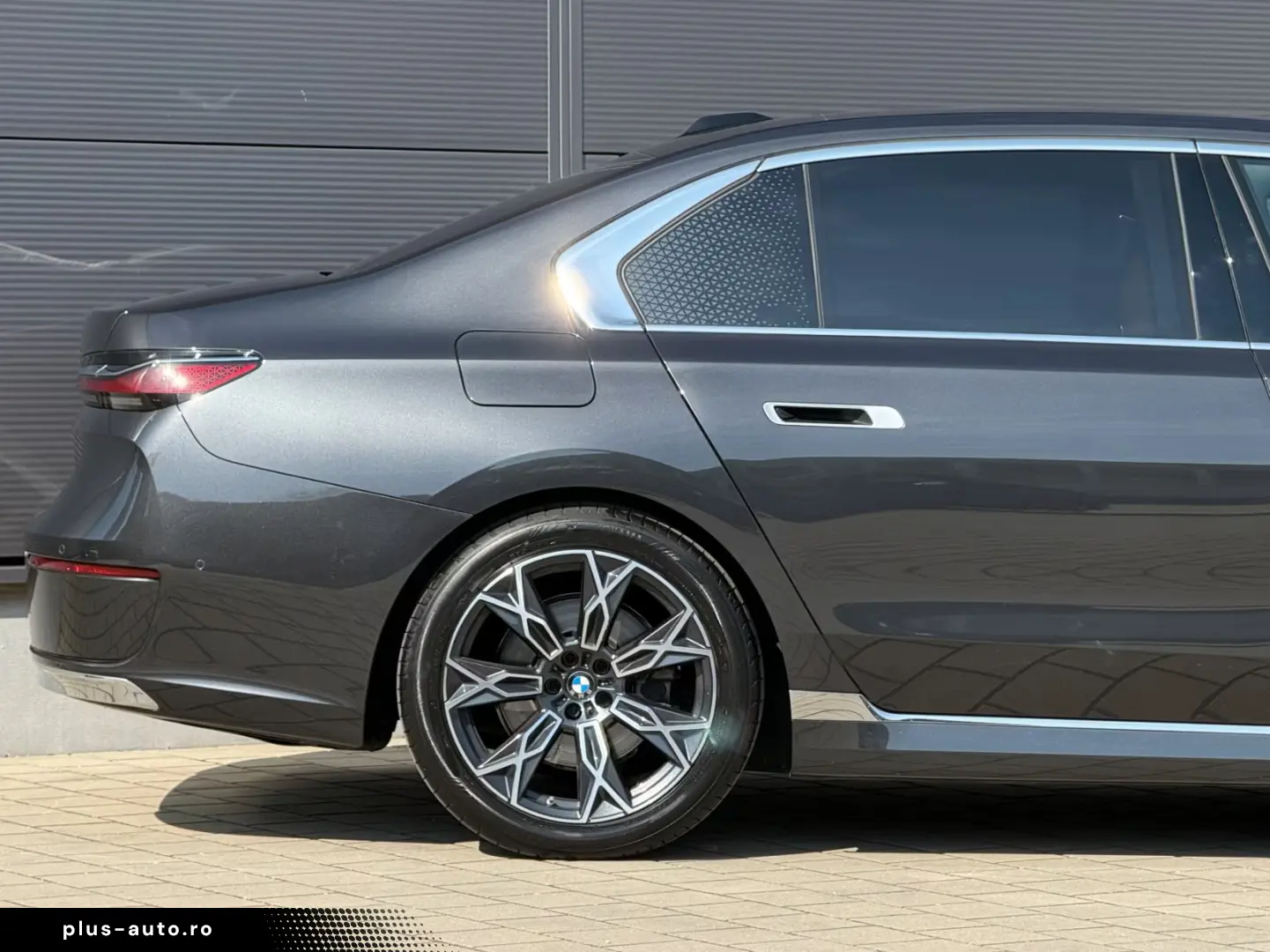 BMW 740d xDrive Lounge Seating TV Pano Sky Lounge