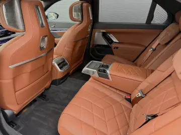 BMW 740d xDrive Lounge Seating TV Pano Sky Lounge