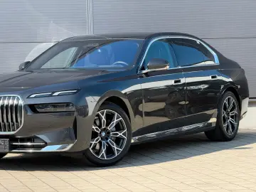 BMW 740d xDrive Lounge Seating TV Pano Sky Lounge