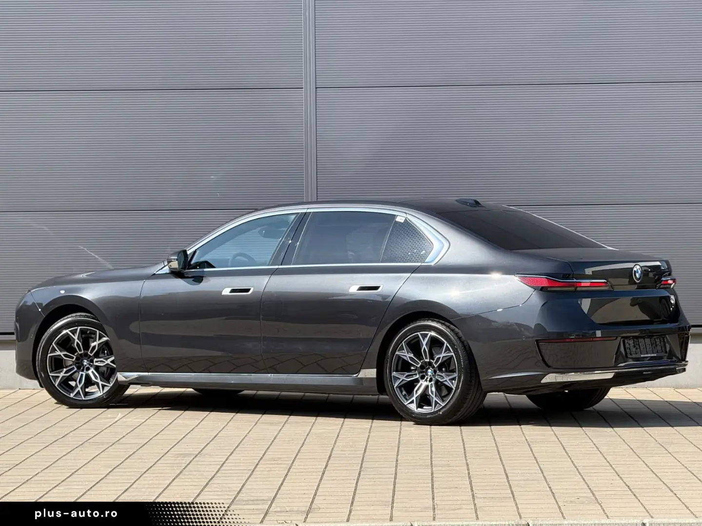 BMW 740d xDrive Lounge Seating TV Pano Sky Lounge