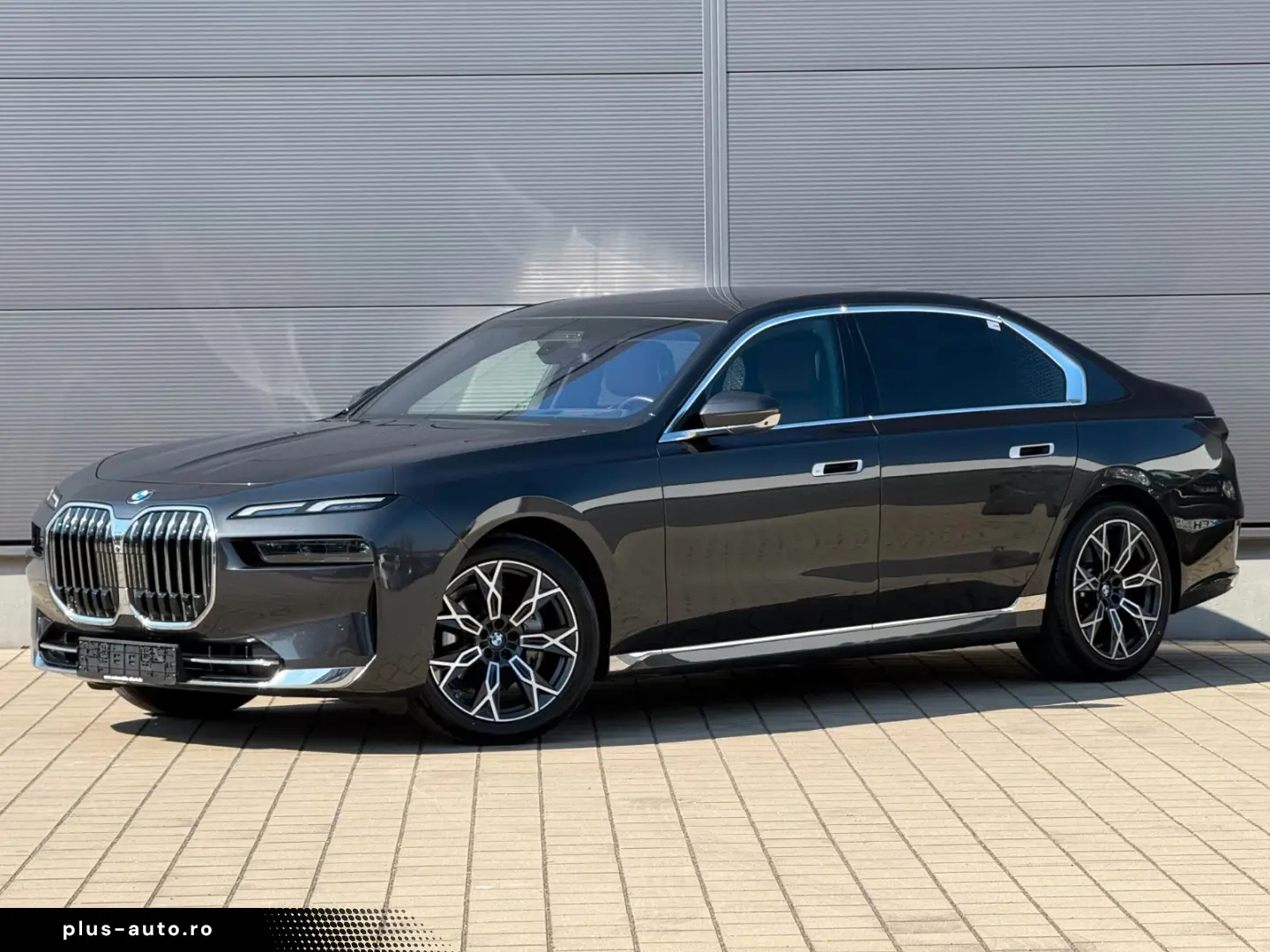 BMW 740d xDrive Lounge Seating TV Pano Sky Lounge