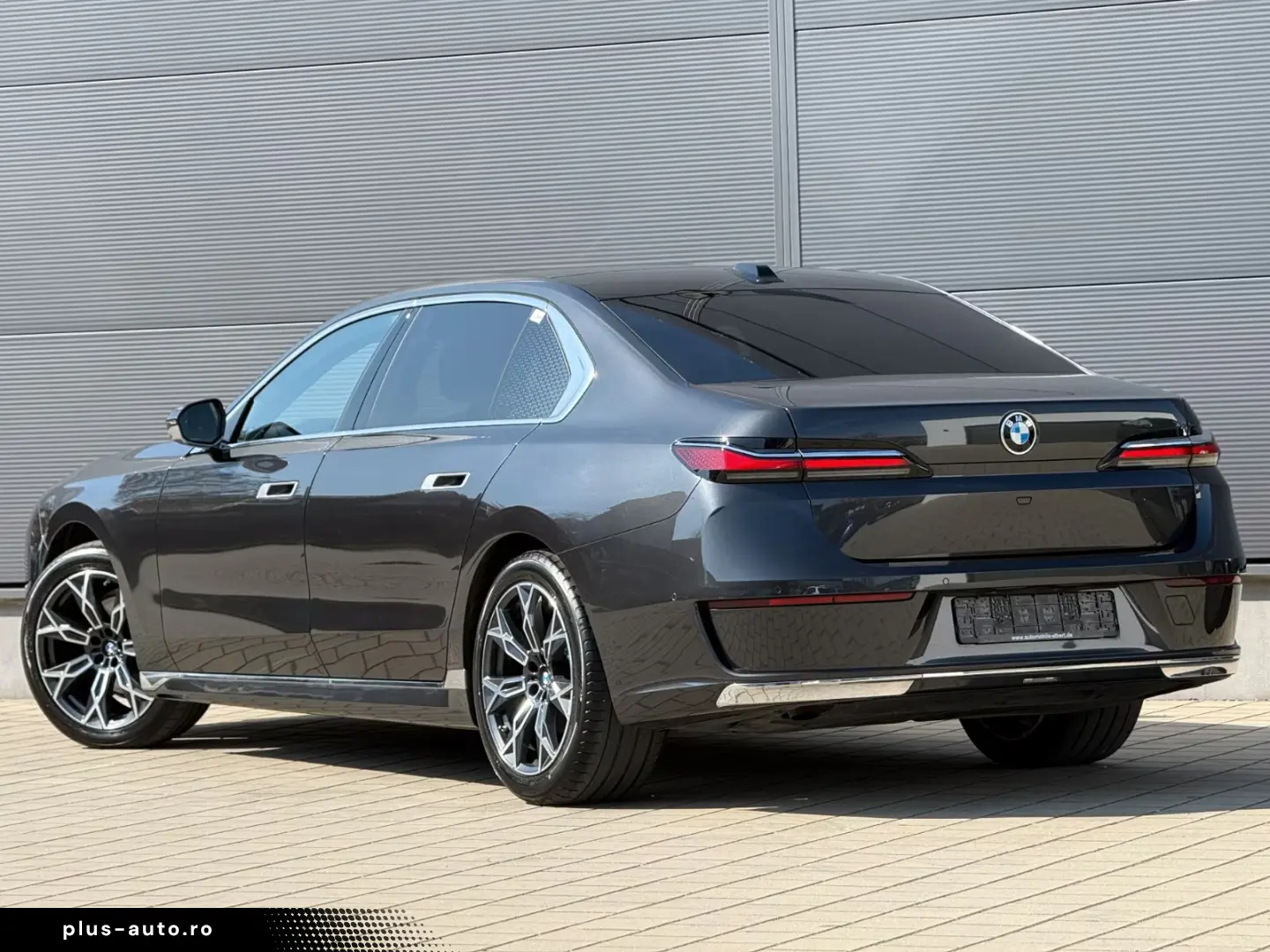 BMW 740d xDrive Lounge Seating TV Pano Sky Lounge