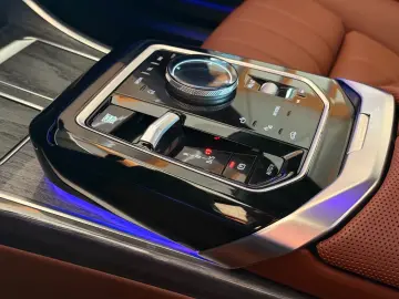 BMW 740d xDrive Lounge Seating TV Pano Sky Lounge