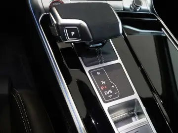 AUDI RS6 Avant TFSI Q PERFORMANCE PANO HuD 305KM H