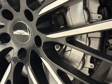 ASTON MARTIN DBX707 4.0 V8