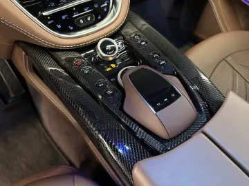 ASTON MARTIN DBX707 4.0 V8