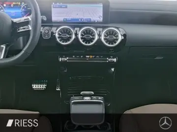 MERCEDES-BENZ CLA 180 Cp AMG ADV  PANO W-PAKET RFK KEYLESS