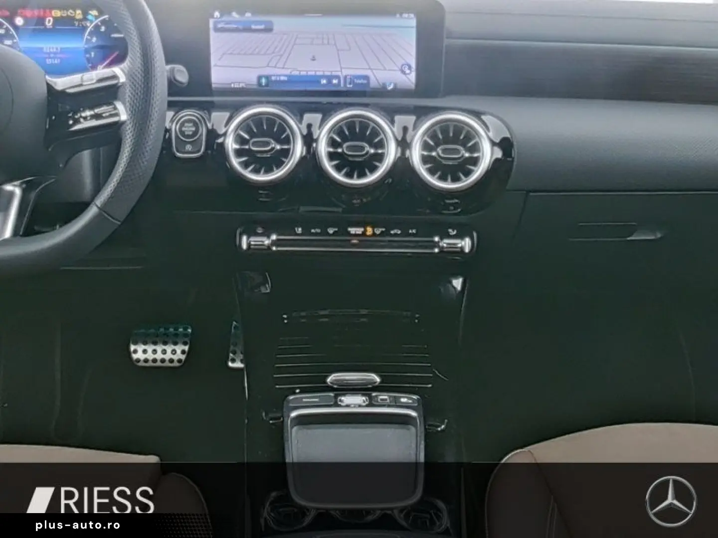 MERCEDES-BENZ CLA 180 Cp AMG ADV  PANO W-PAKET RFK KEYLESS