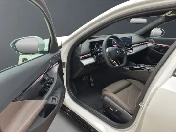 BMW 550e xDrive Limousine [M Sport  B&W Sound  AHK]