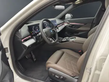 BMW 550e xDrive Limousine [M Sport  B&W Sound  AHK]