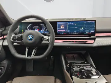 BMW 550e xDrive Limousine [M Sport  B&W Sound  AHK]