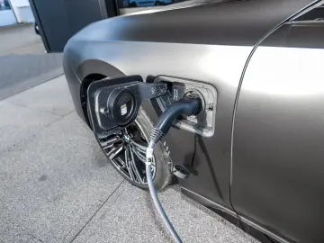 BMW 750e xDrive M Sport TV HUD PANO ACC 360 KAM RFK