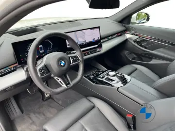 BMW 520i Limousine M Sport Pano AHK DA PA  HUD