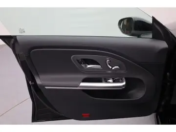 Mercedes-Benz CLA 200 Progressive Multibeam