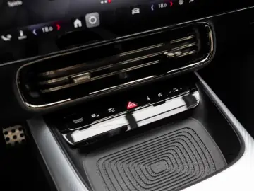 Mercedes-Benz CLA 200 AMG NIGHT PREMIUM SUPERSCREEN